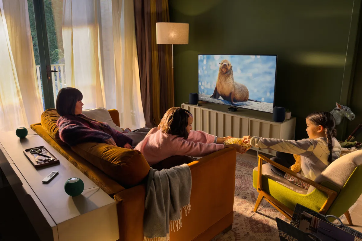 Living-room setup with Apple TV 4K and four speakers: two HomePod (2nd generation) speakers in front and two HomePod mini 2 speakers in the rear